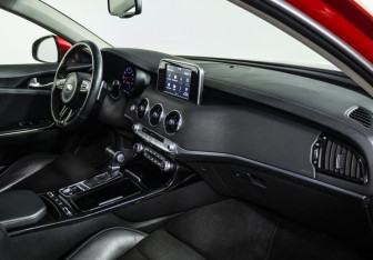 Подержанный автомобиль Kia Stinger 2019 года (9 фото)