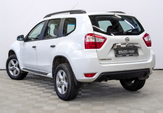 Подержанный автомобиль Nissan Terrano 2015 года (7 фото)