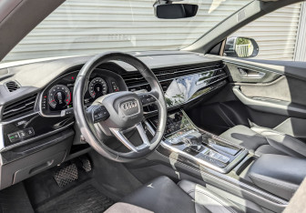 Подержанный автомобиль Audi Q8 2019 года (16 фото)