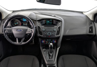 Подержанный автомобиль Ford Focus Hatchback 2017 года (14 фото)