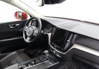 Подержанный автомобиль Volvo XC60 2020 года (10 фото)