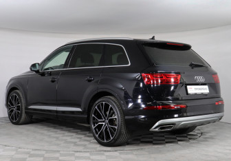 Подержанный автомобиль Audi Q7 2016 года (7 фото)