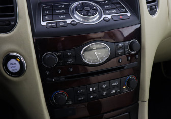 Подержанный автомобиль Infiniti QX50 2016 года (15 фото)