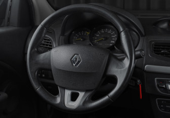 Подержанный автомобиль Renault Fluence 2011 года (10 фото)