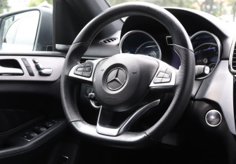 Подержанный автомобиль Mercedes-Benz GLE 2017 года (15 фото)