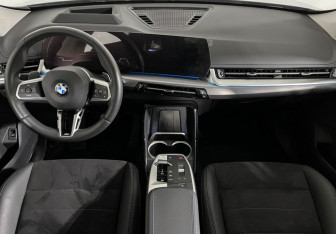 Подержанный автомобиль BMW X1 2025 года (11 фото)