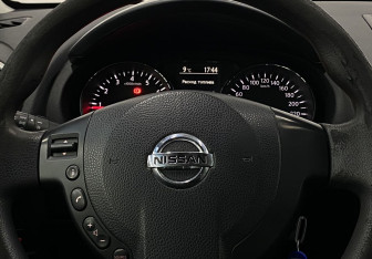 Подержанный автомобиль Nissan Qashqai 2012 года (14 фото)