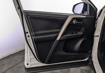 Подержанный автомобиль Toyota RAV4 2018 года (19 фото)