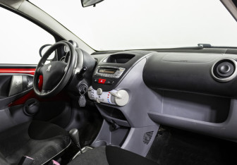 Подержанный автомобиль Peugeot 107 2010 года (9 фото)
