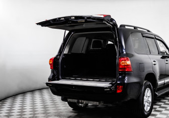 Подержанный автомобиль Toyota Land Cruiser Suv 2013 года (15 фото)