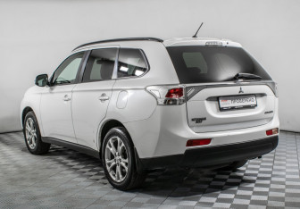 Подержанный автомобиль Mitsubishi Outlander 2013 года (7 фото)