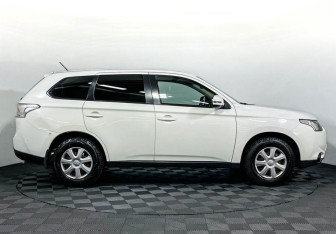 Подержанный автомобиль Mitsubishi Outlander 2012 года (4 фото)