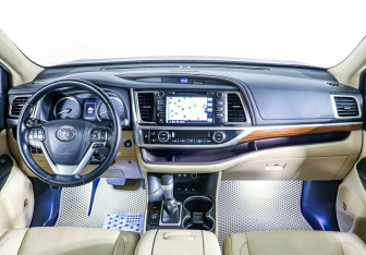 Подержанный автомобиль Toyota Highlander 2018 года (10 фото)