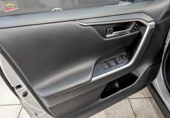 Подержанный автомобиль Toyota RAV4 2021 года (19 фото)