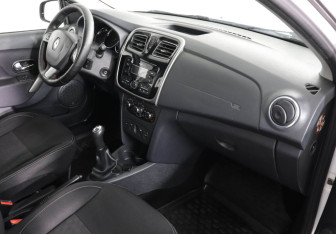 Подержанный автомобиль Renault Logan Sedan 2017 года (10 фото)