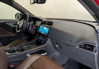 Подержанный автомобиль Jaguar F-Pace 2016 года (10 фото)