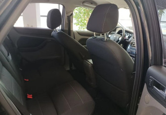 Подержанный автомобиль Ford Focus Sedan 2009 года (14 фото)