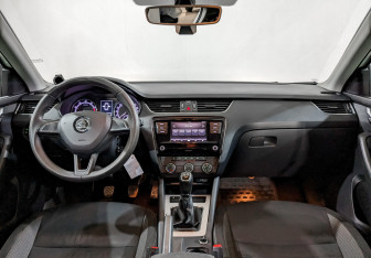 Подержанный автомобиль Skoda Octavia Liftback 2019 года (14 фото)