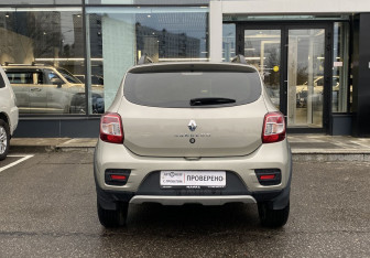 Подержанный автомобиль Renault Sandero 2015 года (6 фото)