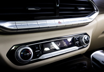 Подержанный автомобиль FAW Bestune T77 2022 года (27 фото)