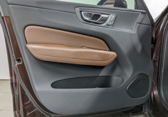 Подержанный автомобиль Volvo XC60 2019 года (11 фото)