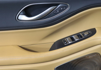 Подержанный автомобиль Voyah Dream 2023 года (20 фото)