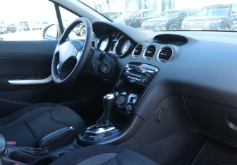 Подержанный автомобиль Peugeot 408 2014 года (9 фото)