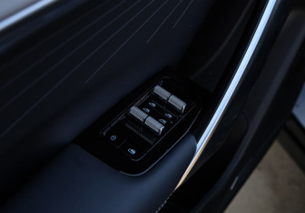 Подержанный автомобиль Geely Atlas 2023 года (20 фото)