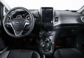 Подержанный автомобиль Ford Fiesta Hatchback 2015 года (7 фото)