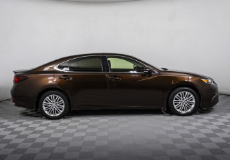 Подержанный автомобиль Lexus ES 2016 года (4 фото)