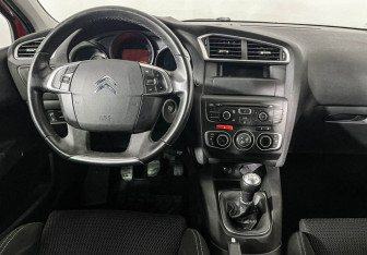 Подержанный автомобиль Citroen C4 Hatchback 2013 года (12 фото)