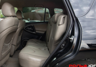Подержанный автомобиль Toyota RAV4 2006 года (8 фото)
