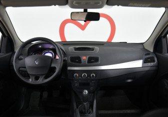 Подержанный автомобиль Renault Fluence 2014 года (8 фото)