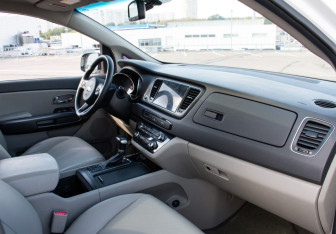 Подержанный автомобиль Kia Carnival 2016 года (13 фото)