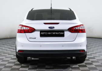 Подержанный автомобиль Ford Focus Sedan 2013 года (6 фото)