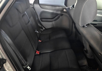 Подержанный автомобиль Ford Focus Sedan 2010 года (10 фото)