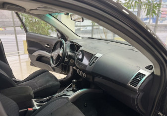 Подержанный автомобиль Mitsubishi Outlander 2007 года (9 фото)