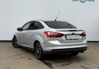 Подержанный автомобиль Ford Focus Sedan 2012 года (7 фото)
