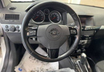 Подержанный автомобиль Opel Astra Sedan 2011 года (13 фото)
