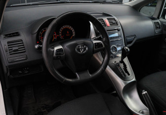 Подержанный автомобиль Toyota Auris Hatchback 2011 года (12 фото)