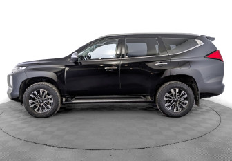 Подержанный автомобиль Mitsubishi Montero Sport 2023 года (8 фото)