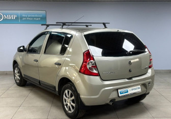 Подержанный автомобиль Renault Sandero 2011 года (7 фото)