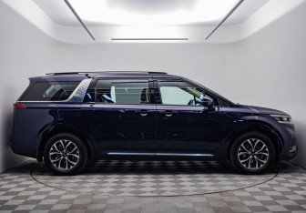 Подержанный автомобиль Kia Carnival 2023 года (6 фото)