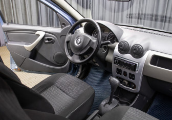 Подержанный автомобиль Renault Logan Sedan 2010 года (10 фото)