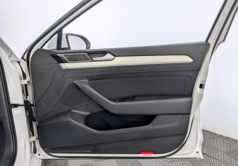 Подержанный автомобиль Volkswagen Passat Sedan 2019 года (25 фото)