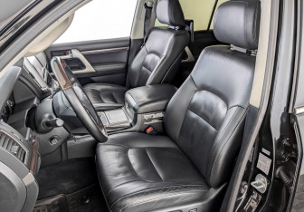 Подержанный автомобиль Toyota Land Cruiser Suv 2017 года (21 фото)