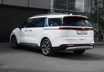 Подержанный автомобиль Kia Carnival 2020 года (6 фото)