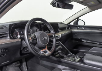 Подержанный автомобиль Kia K5 2021 года (15 фото)