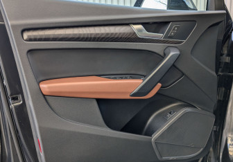 Подержанный автомобиль Audi Q5 2021 года (17 фото)