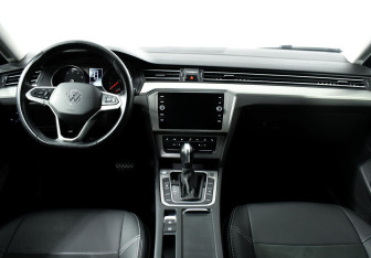 Подержанный автомобиль Volkswagen Passat Sedan 2020 года (10 фото)
